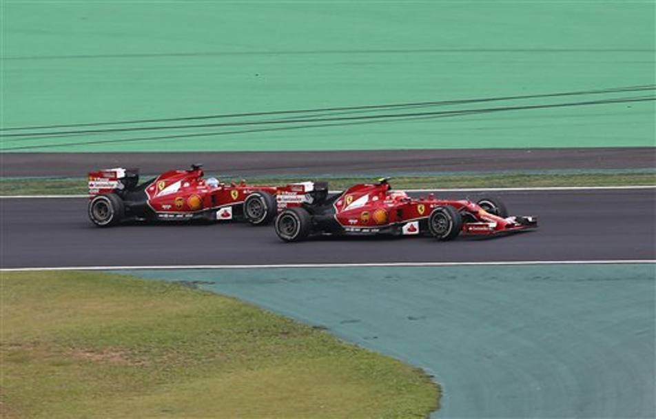 Il 9 novembre Fernando Alonso e Kimi Raikkonen sfilano sul circuito brasiliano ma il traguardo li vedr arrivare solamente sesto e settimo... (Ap) 